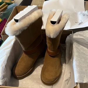 New in box Girls Ugg boots!